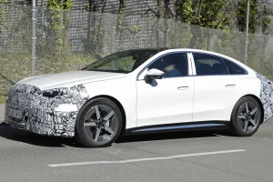 테슬라와 BMW 질주 막을까…새로운 벤츠 전기 C클래스 전기 버전 시험주행 포착 Mercedes C Class Electric white front angled eusjfb 4