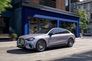 메르세데스-벤츠 전기 C-클래스 세계 최초 공개, WLTP 762km·10분 충전 325km imgi 13 mercedes benz c klasse 400 4matic weltpremiere 2026 10 1400x933 1 7