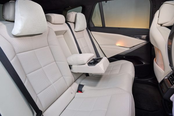 BMW 첫 전기 X5 등장…10분 충전에 273km 달린다 13