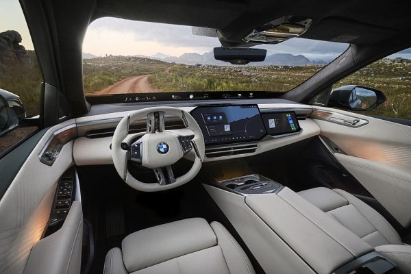 BMW 첫 전기 X5 등장…10분 충전에 273km 달린다 17