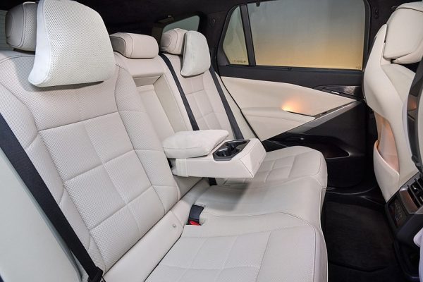 BMW 첫 전기 X5 등장…10분 충전에 273km 달린다 18