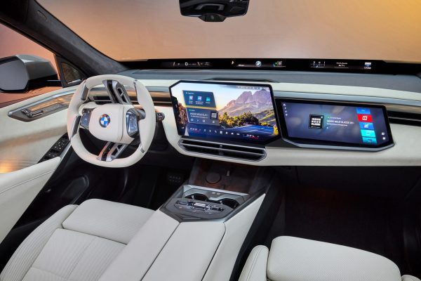 BMW 첫 전기 X5 등장…10분 충전에 273km 달린다 11