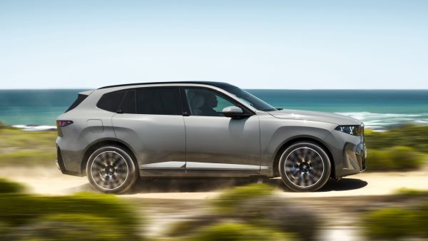 BMW 첫 전기 X5 등장…10분 충전에 273km 달린다 9