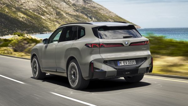 BMW 첫 전기 X5 등장…10분 충전에 273km 달린다 10