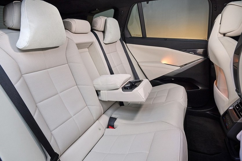 BMW 첫 전기 X5 등장…10분 충전에 273km 달린다 8
